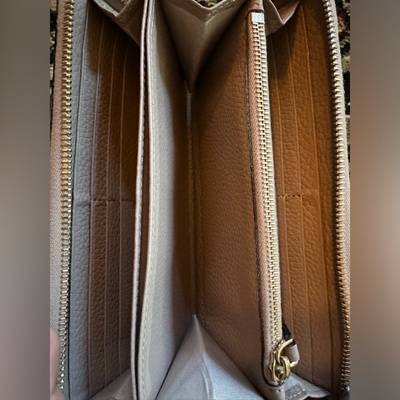 Valentino Garavani pebbled leather studded wallet! Pristine condition! - Picture 6 of 7